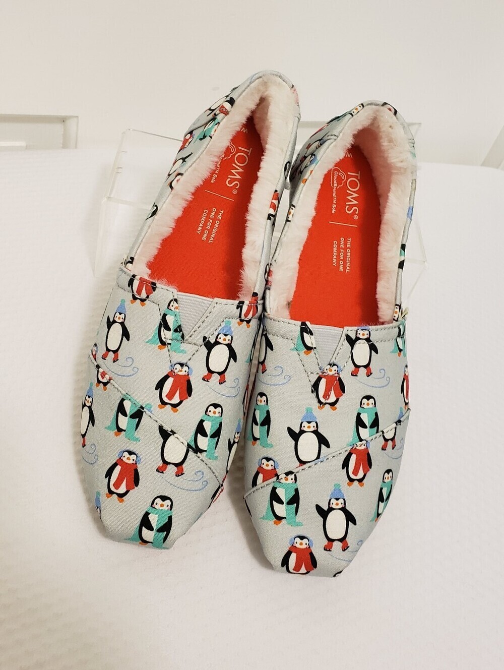 EUC TOMS Penguin Print Slip-On Flats Size 8, Festive, Fun, Comfy